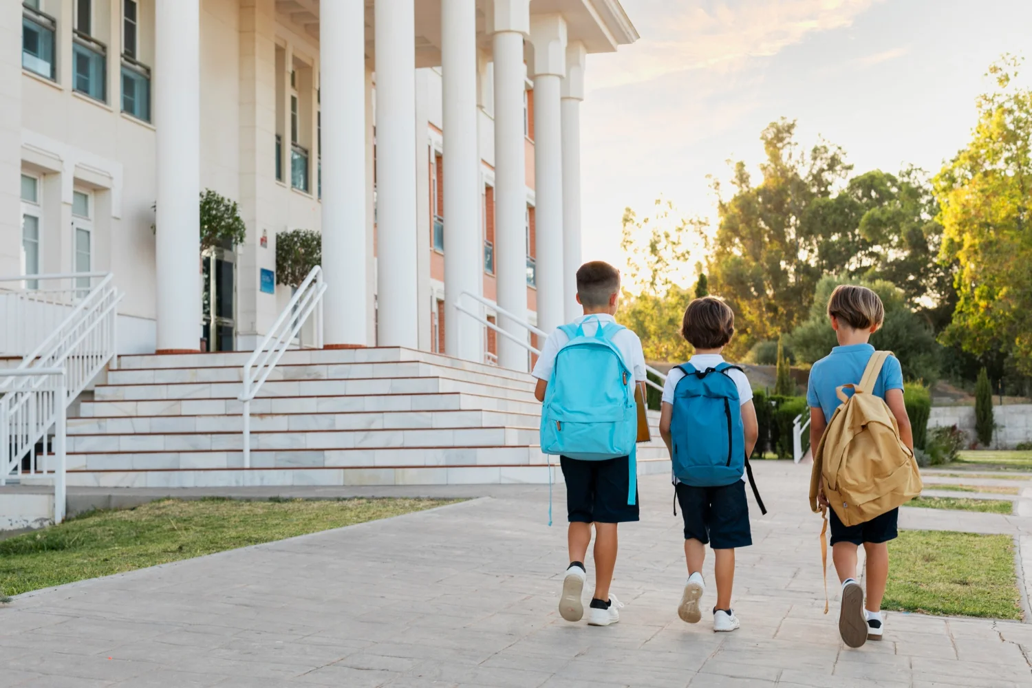 Niños entrando a la escuela